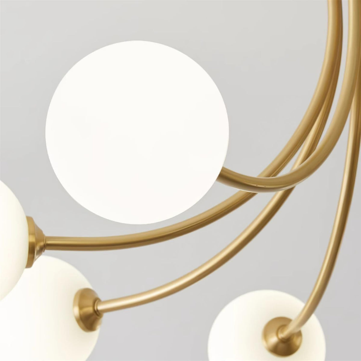 Loftslampe i messing med forgrenede arme og opale kugleskærme, moderne og elegant