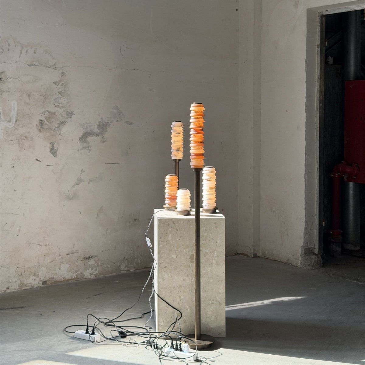 Eiroiella-gulvlampe i alabast