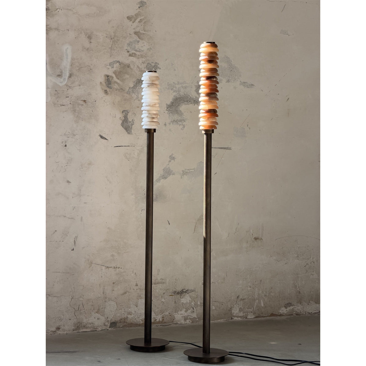 Eiroiella-gulvlampe i alabast