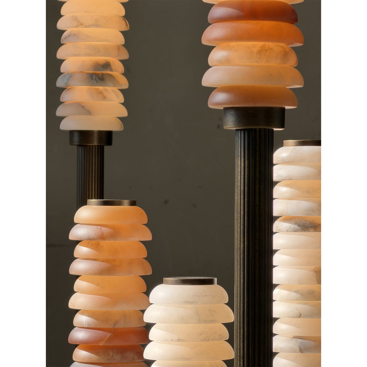Eiroiella-gulvlampe i alabast