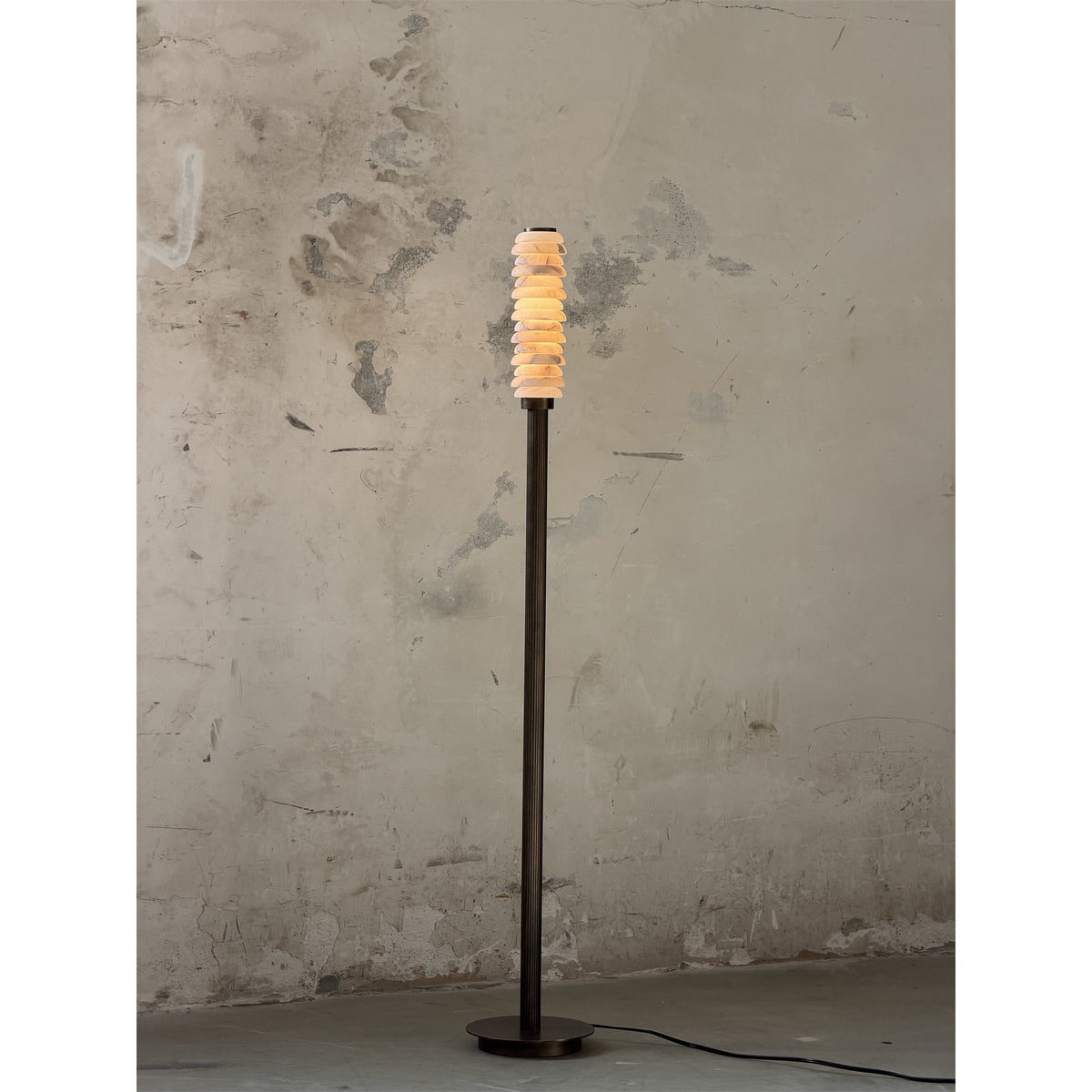 Eiroiella-gulvlampe i alabast