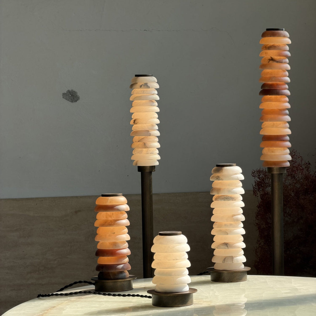 Eiroiella-gulvlampe i alabast