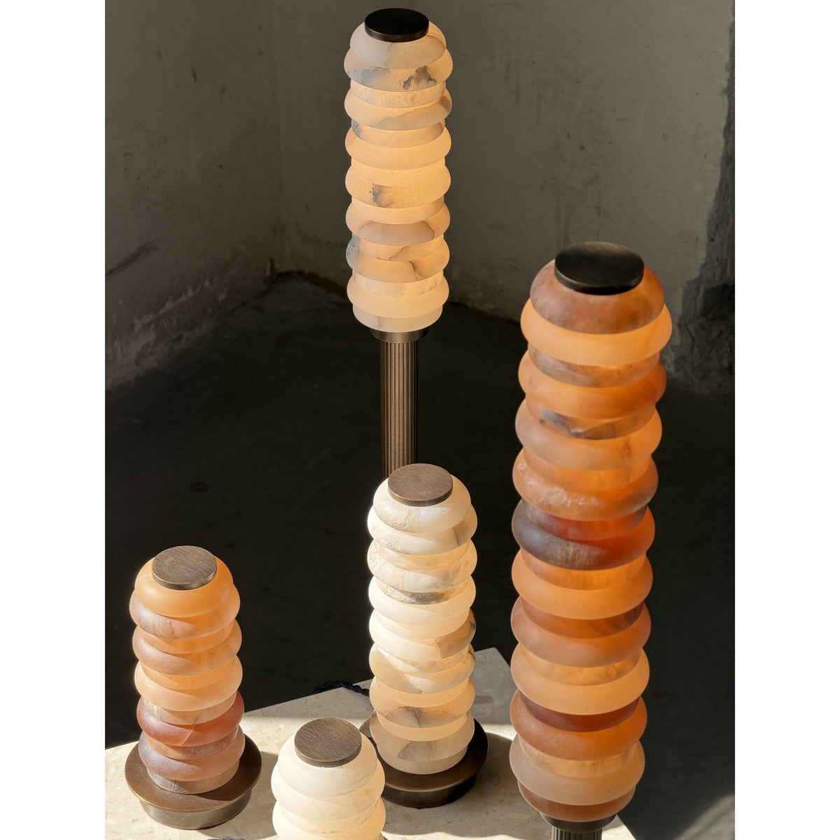 Albuira bordslampa i alabaster