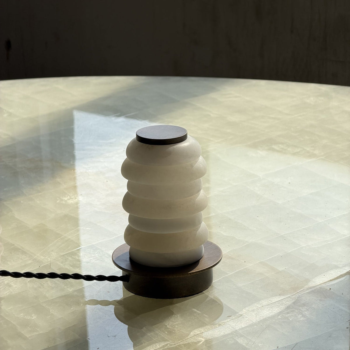 Albuira bordslampa i alabaster