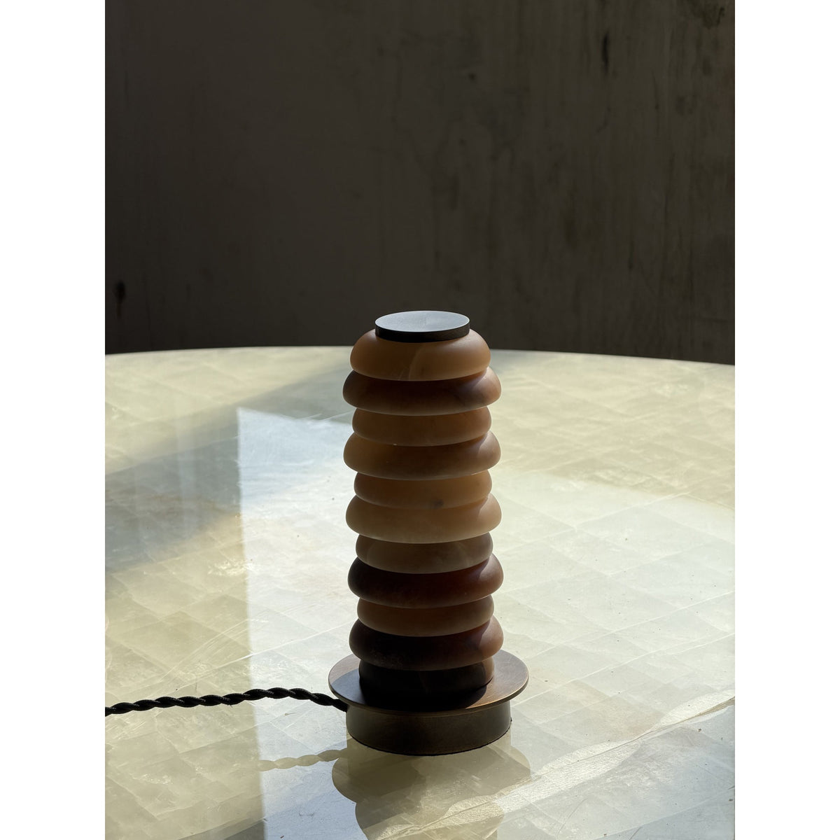 Albuira bordslampa i alabaster