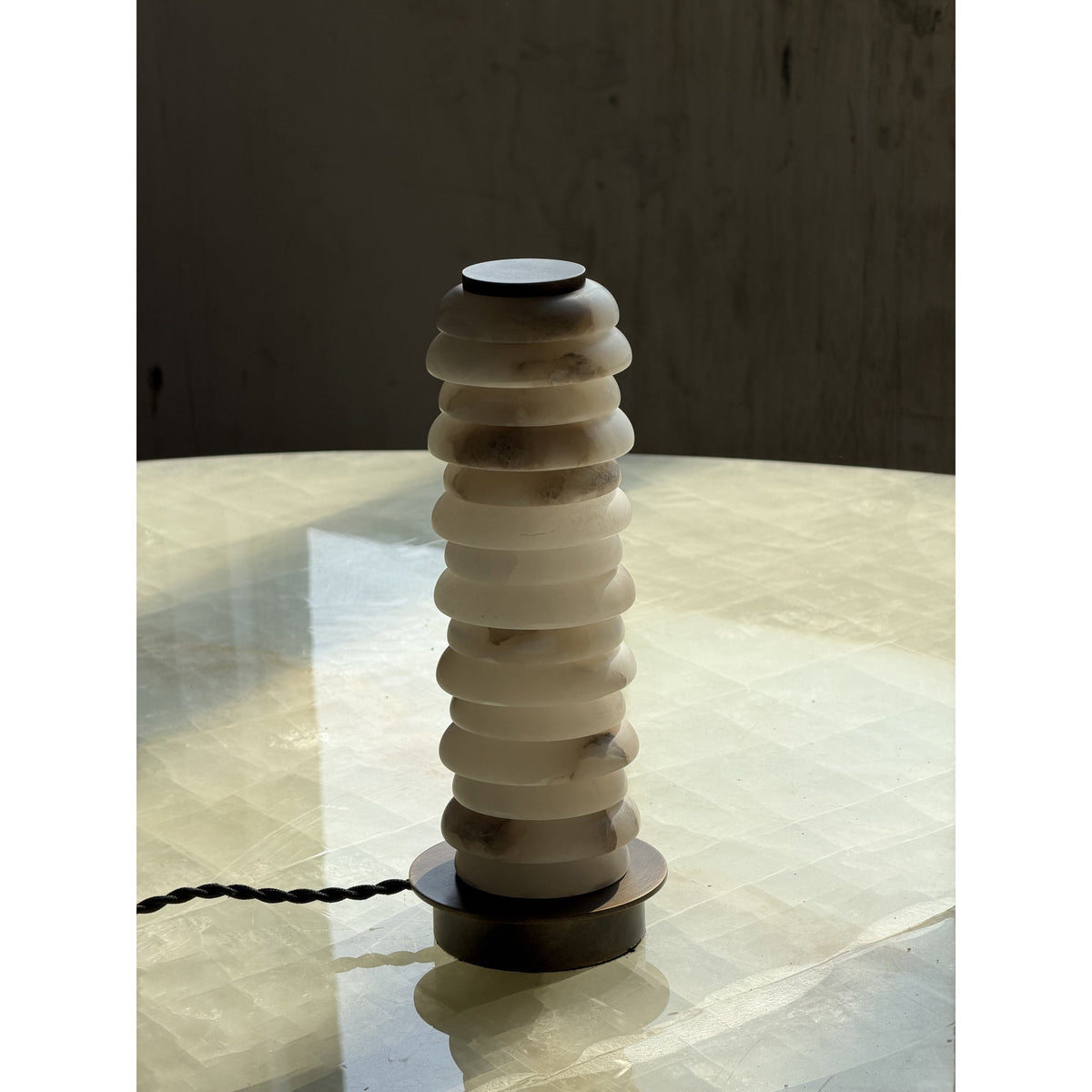 Albuira bordslampa i alabaster