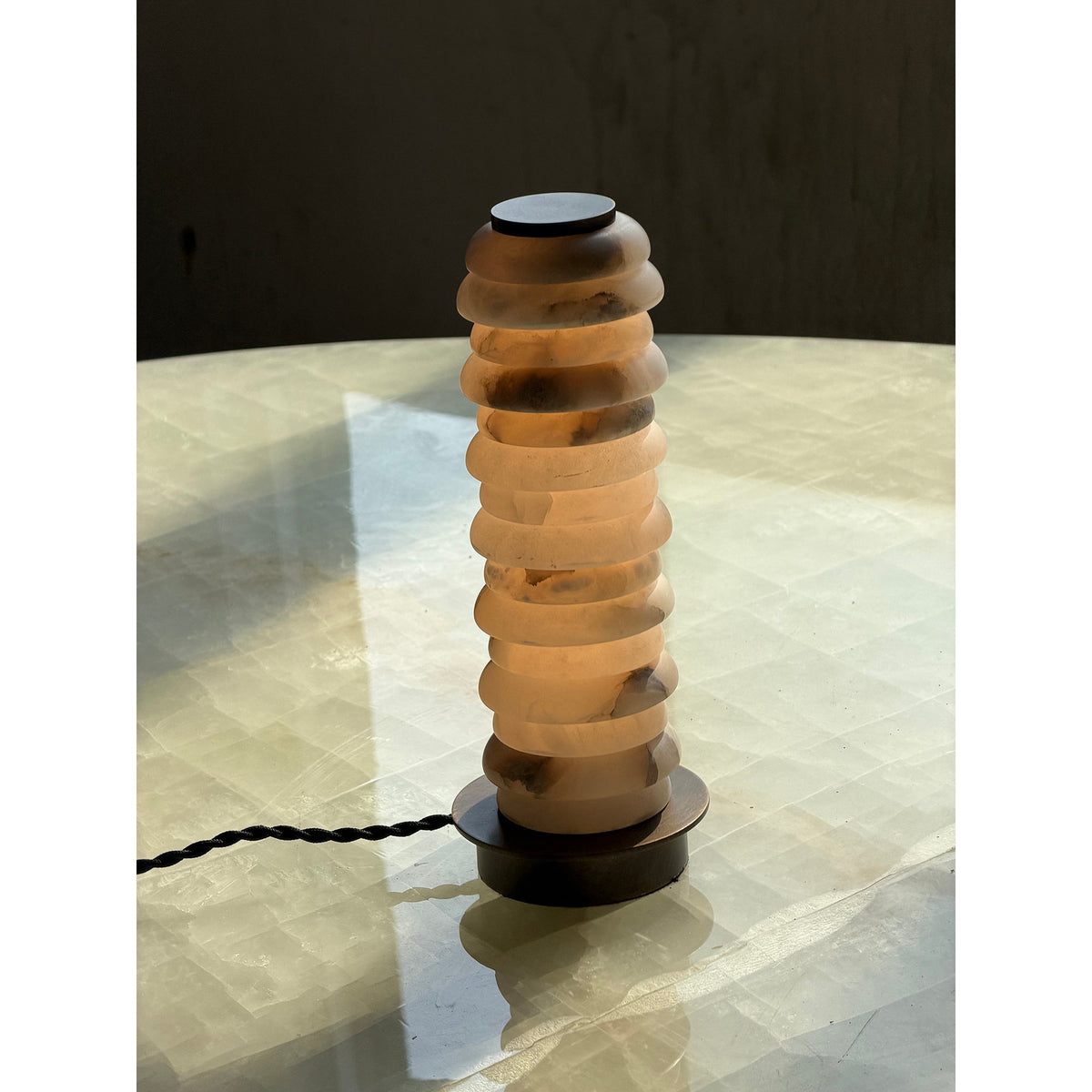 Albuira bordslampa i alabaster