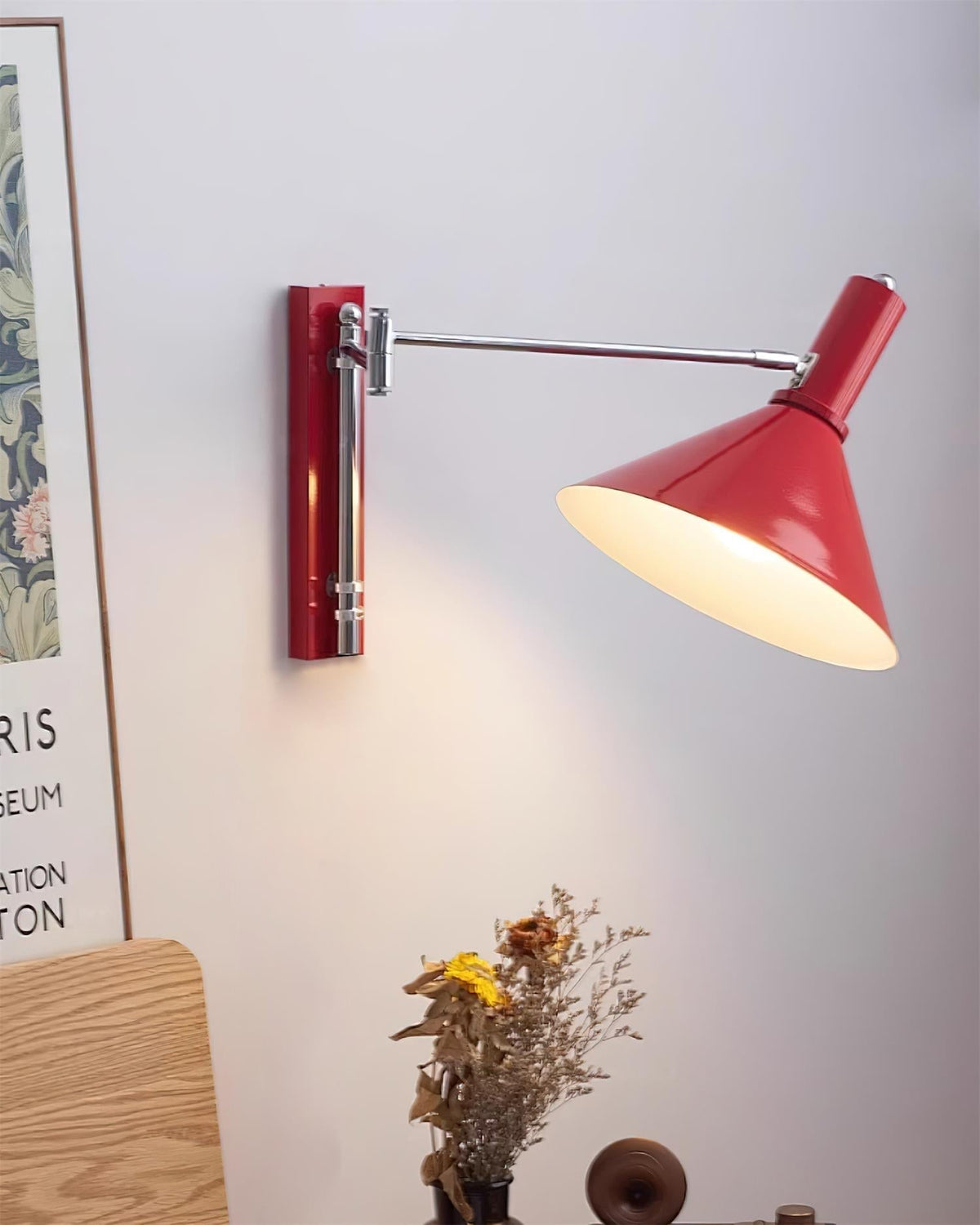 Peak vägglampa med justerbar arm och röd läslampa