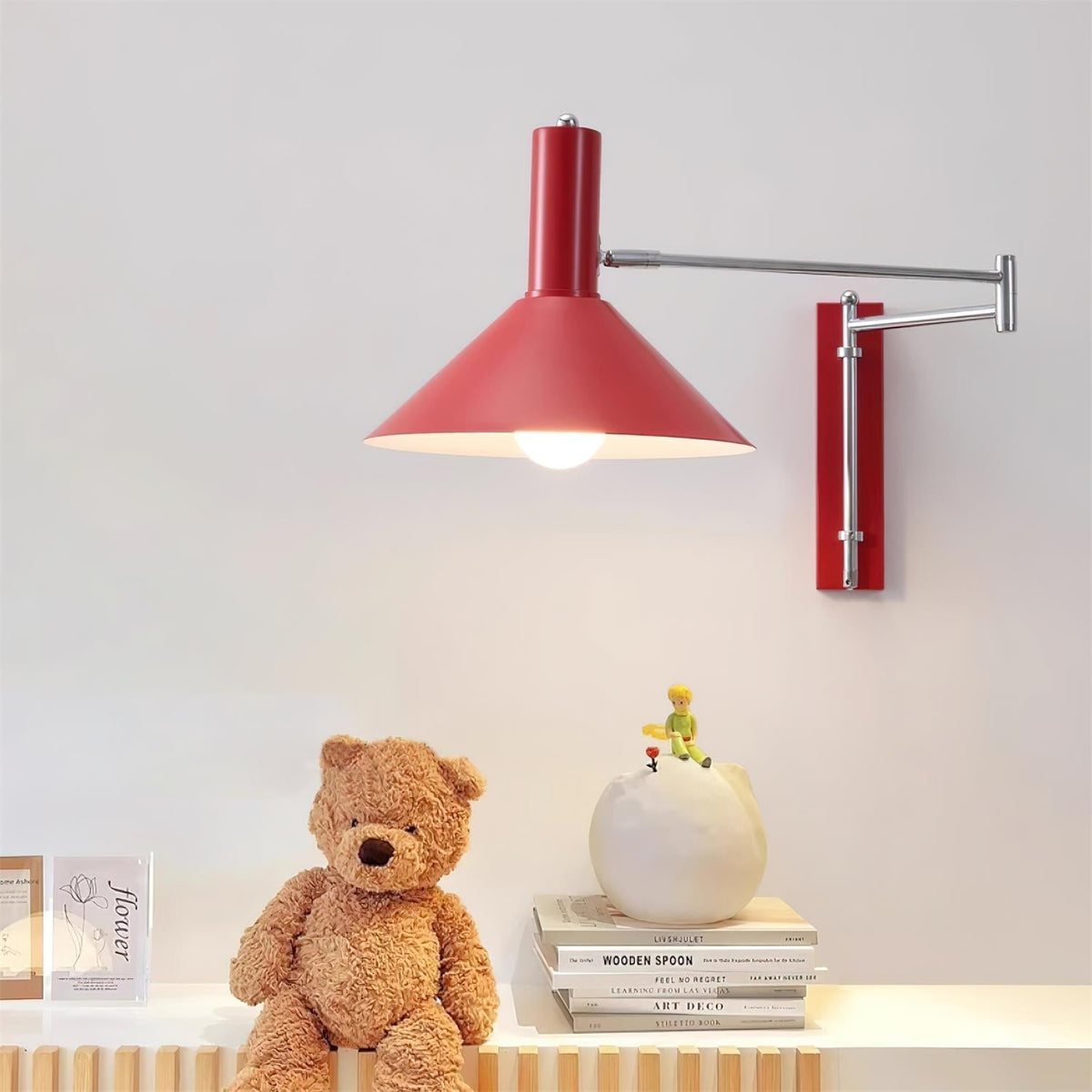 Peak vägglampa med justerbar arm och röd läslampa