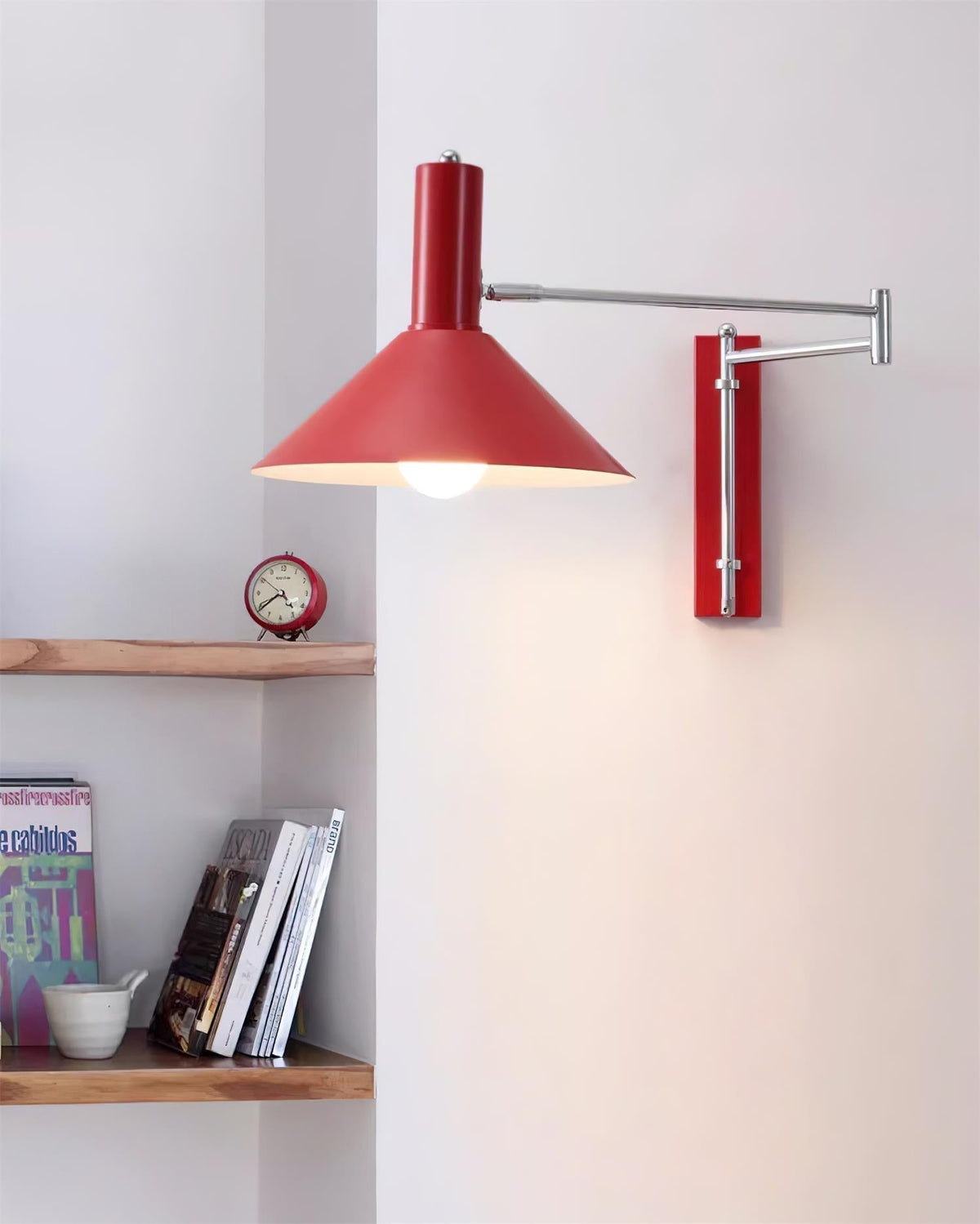 Peak vägglampa med justerbar arm och röd läslampa