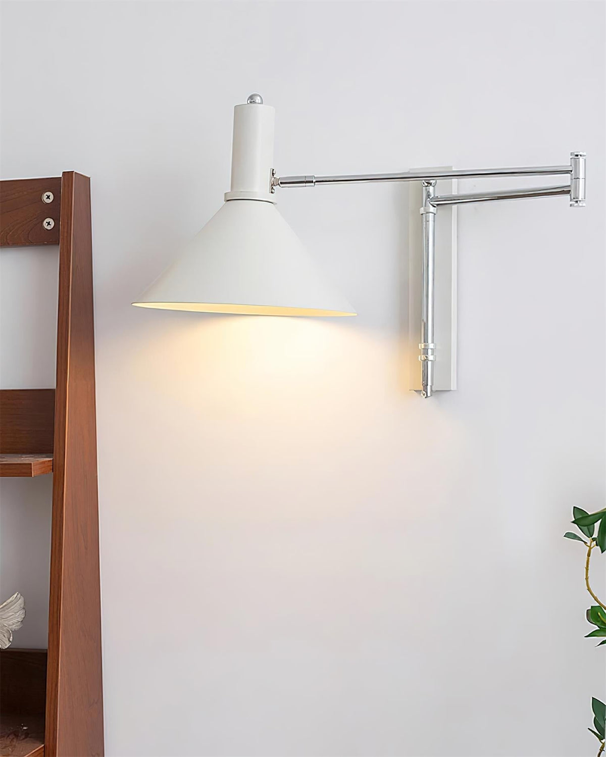 Peak vägglampa med justerbar arm och röd läslampa