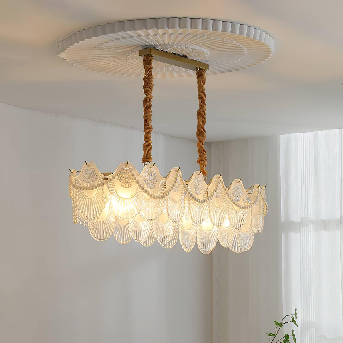 Liorelelle lysekrone i perlemorsglas med muslingeskaldesign