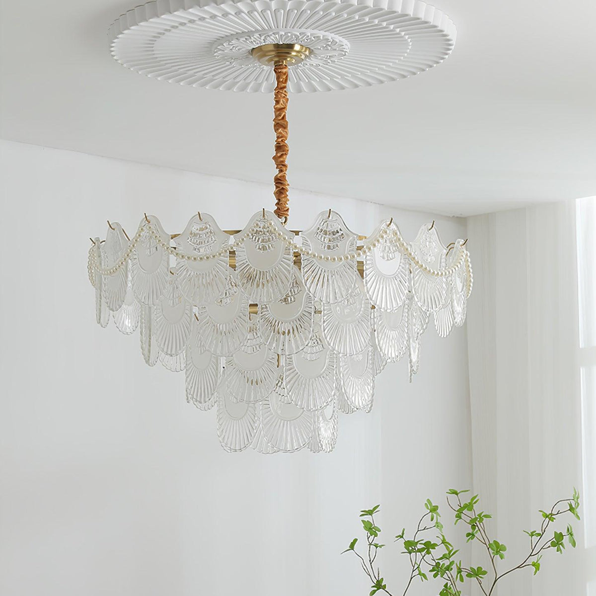 Liorelelle lysekrone i perlemorsglas med muslingeskaldesign