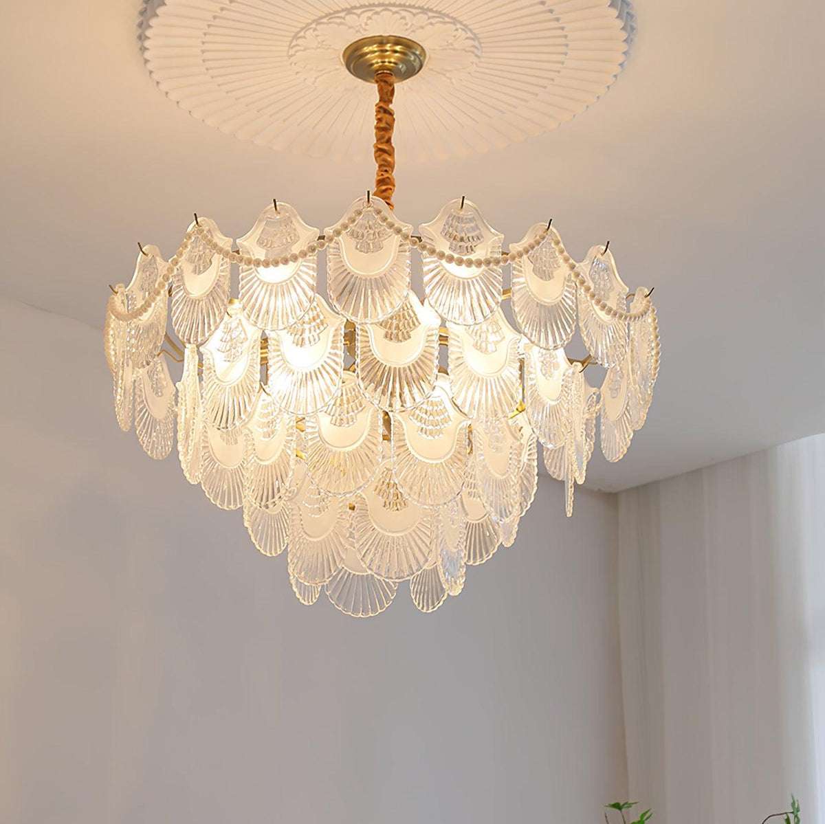 Liorelelle lysekrone i perlemorsglas med muslingeskaldesign