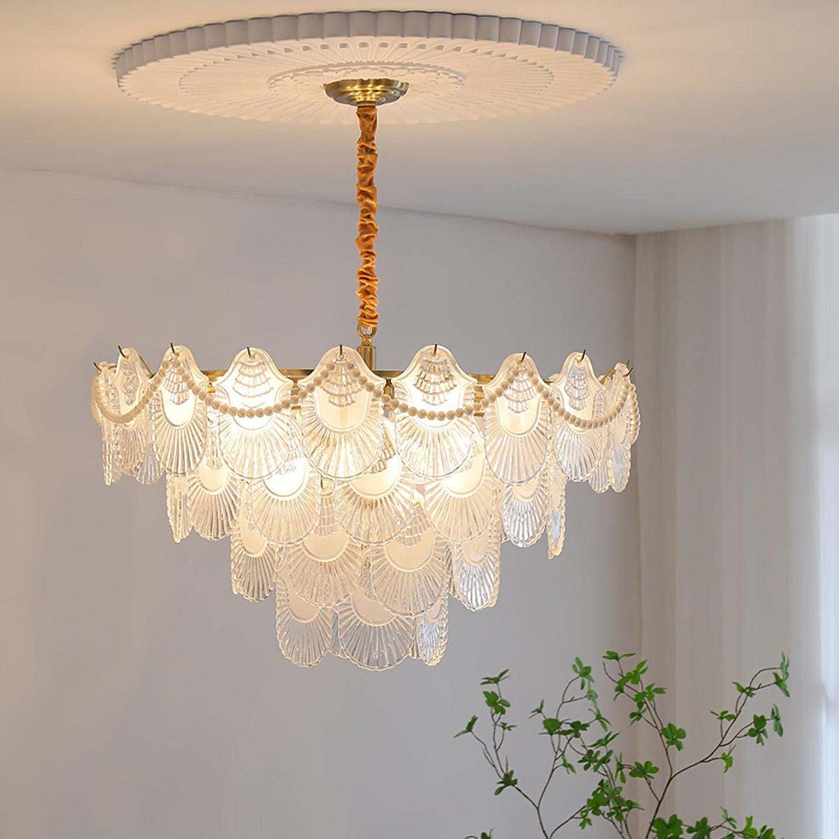 Liorelelle lysekrone i perlemorsglas med muslingeskaldesign