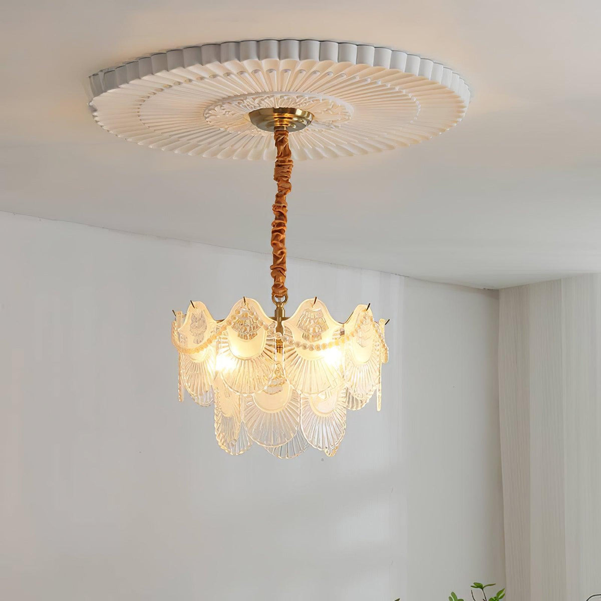 Liorelelle lysekrone i perlemorsglas med muslingeskaldesign
