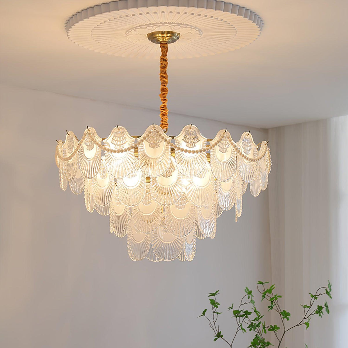 Liorelelle lysekrone i perlemorsglas med muslingeskaldesign