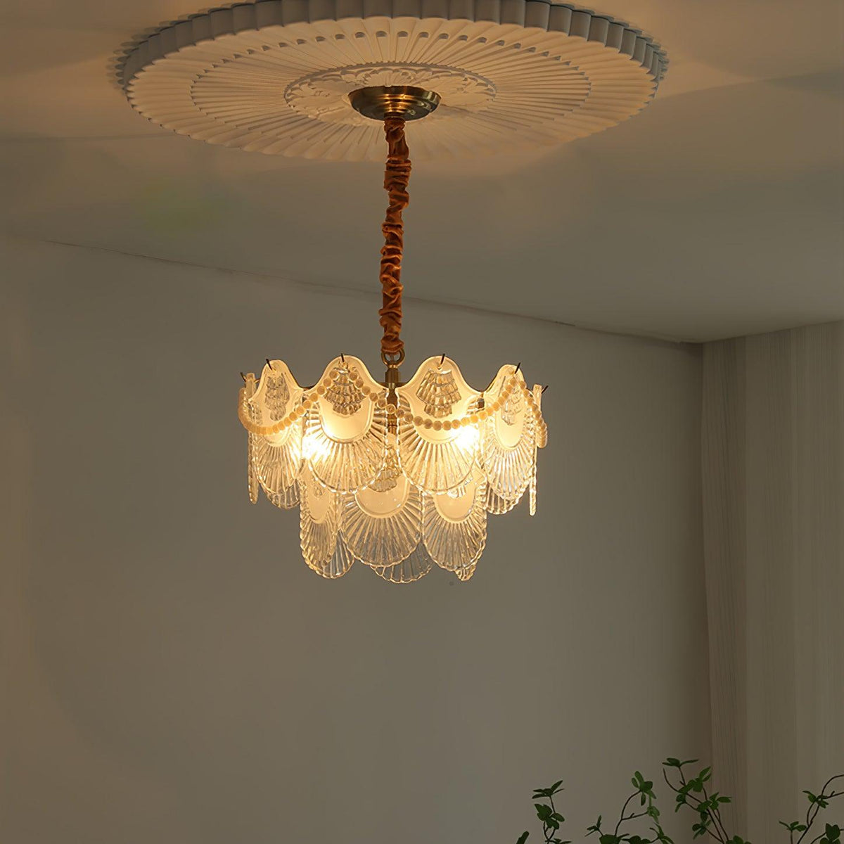 Liorelelle lysekrone i perlemorsglas med muslingeskaldesign
