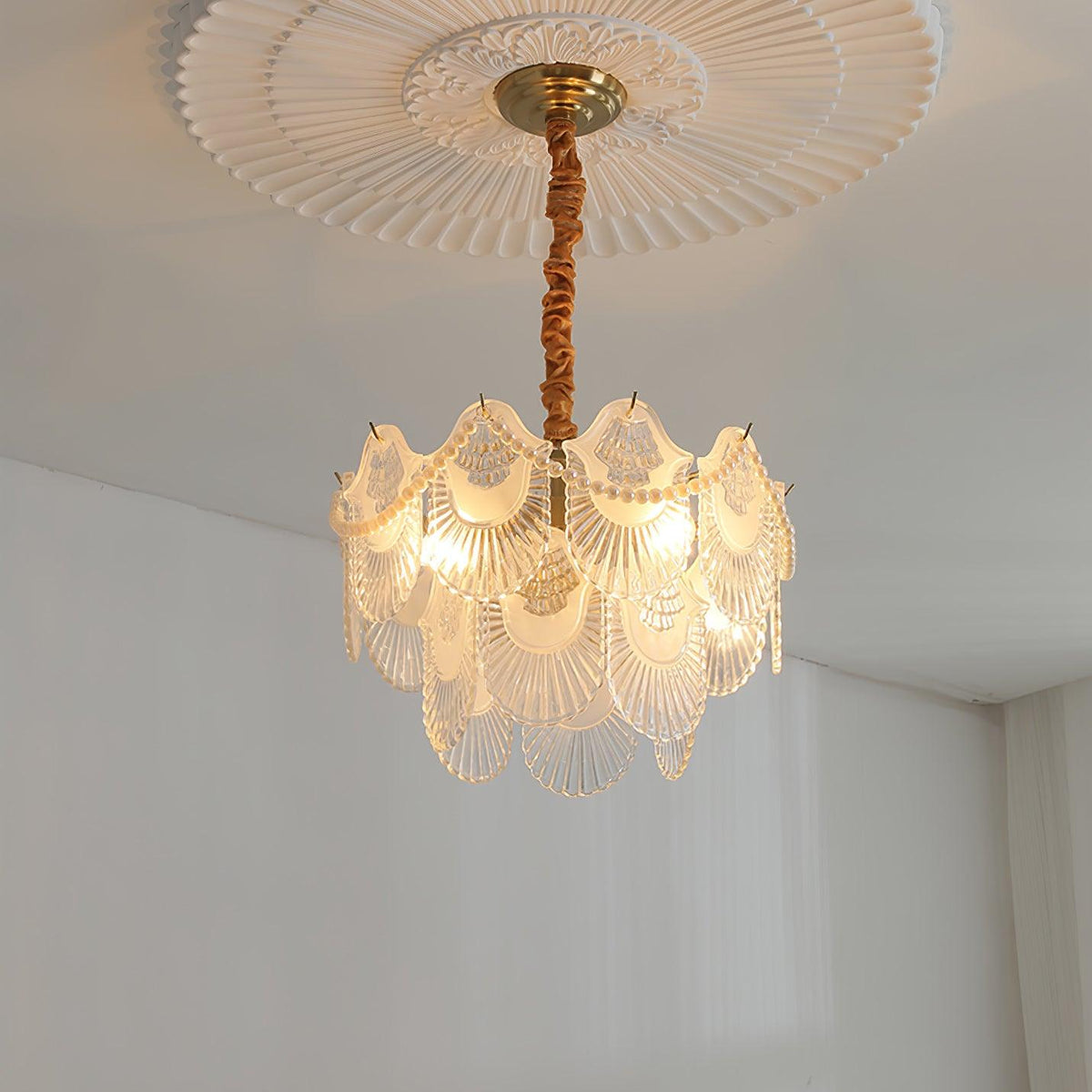 Liorelelle lysekrone i perlemorsglas med muslingeskaldesign