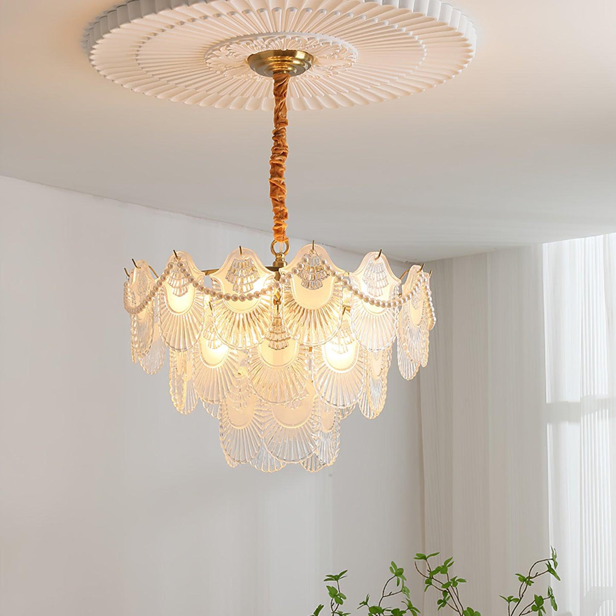 Liorelelle lysekrone i perlemorsglas med muslingeskaldesign