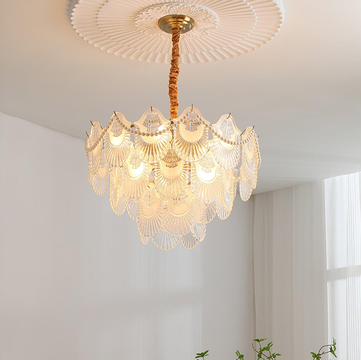 Liorelelle lysekrone i perlemorsglas med muslingeskaldesign