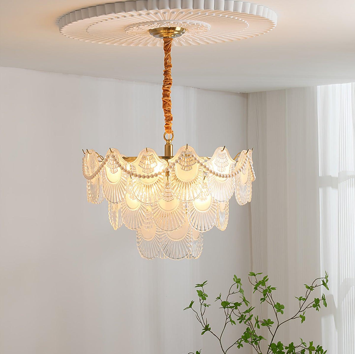 Liorelelle lysekrone i perlemorsglas med muslingeskaldesign