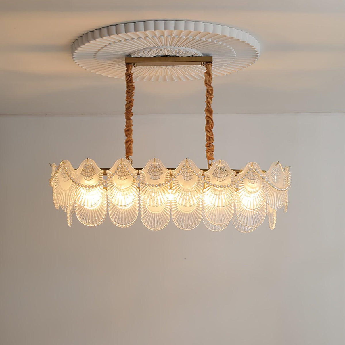 Liorelelle lysekrone i perlemorsglas med muslingeskaldesign