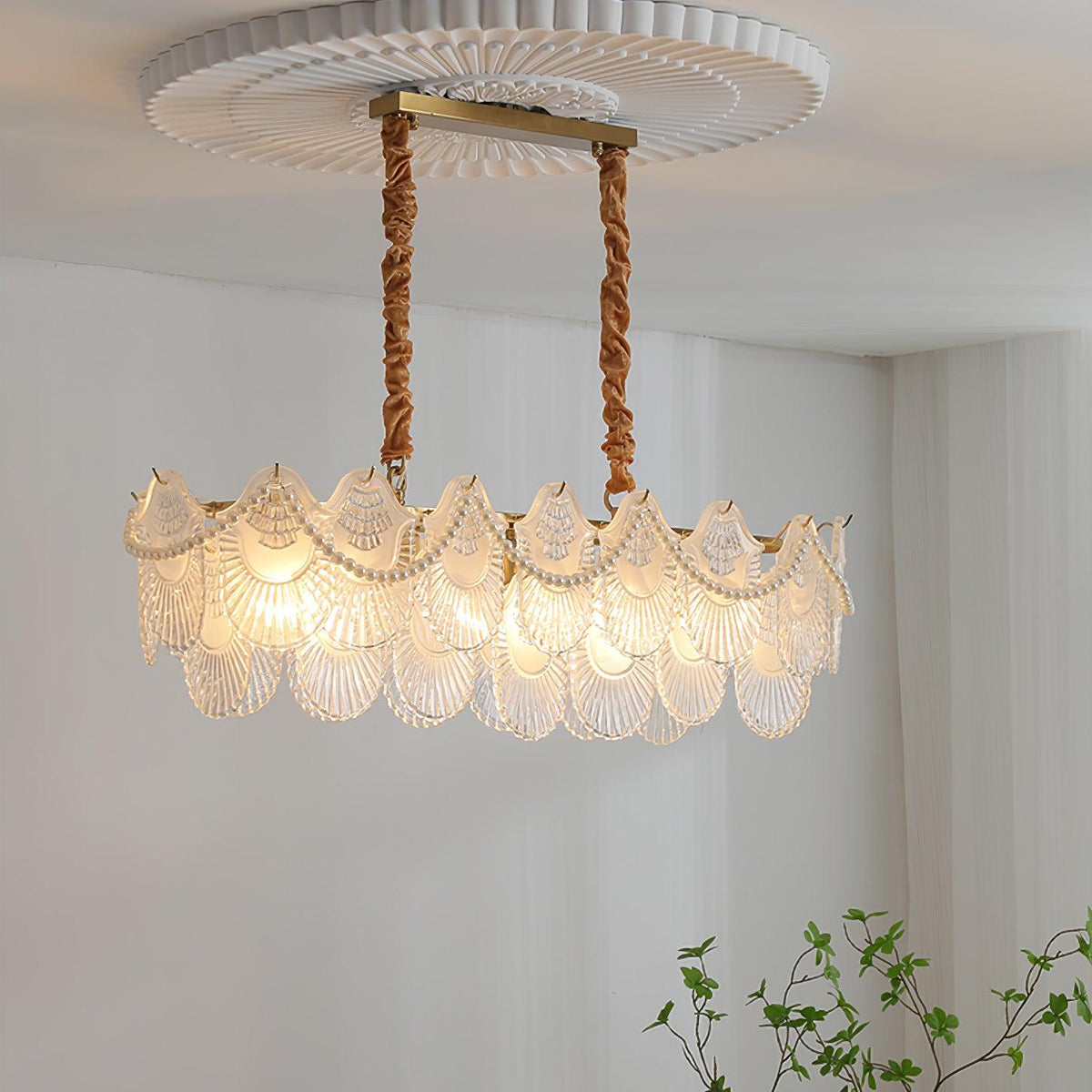 Liorelelle lysekrone i perlemorsglas med muslingeskaldesign