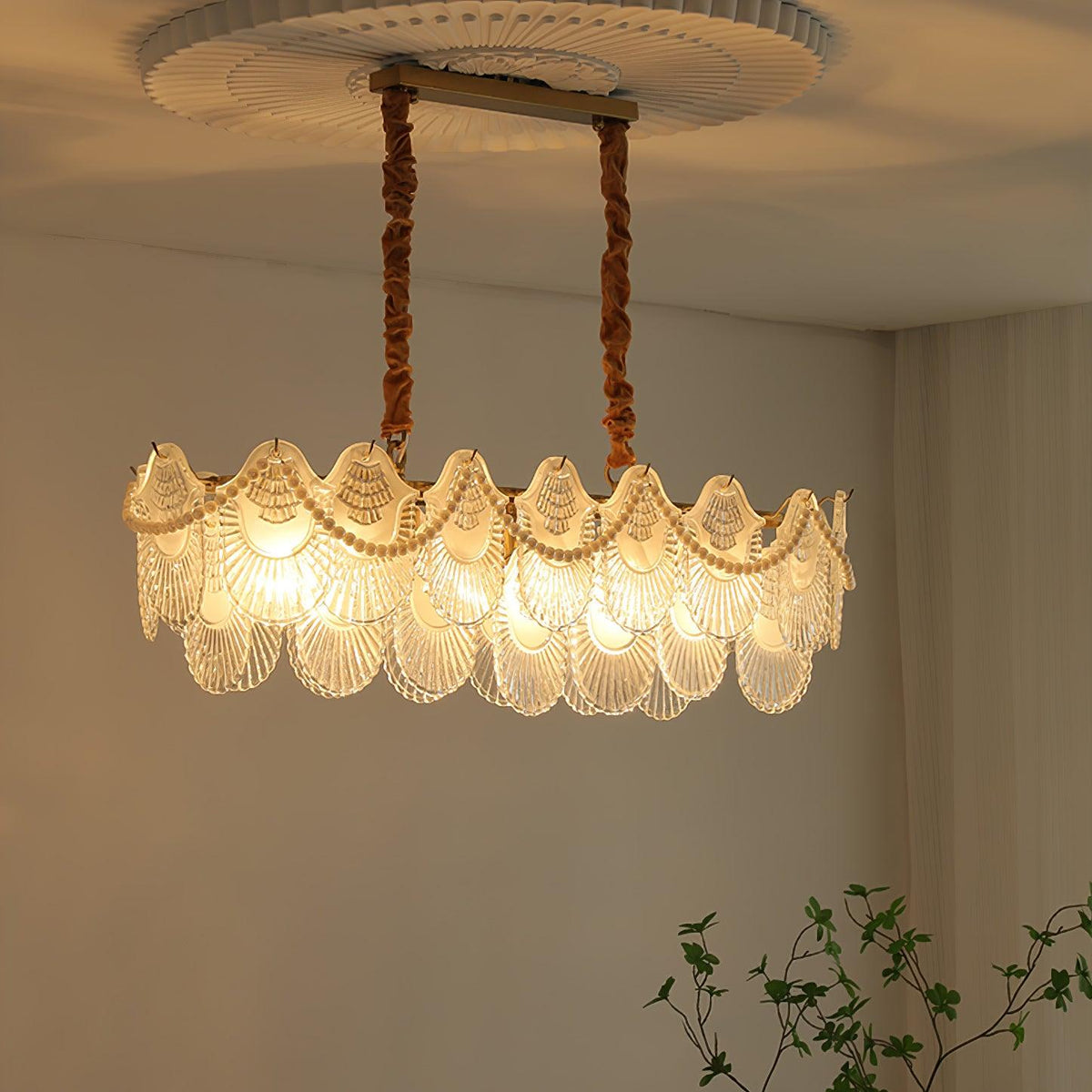 Liorelelle lysekrone i perlemorsglas med muslingeskaldesign