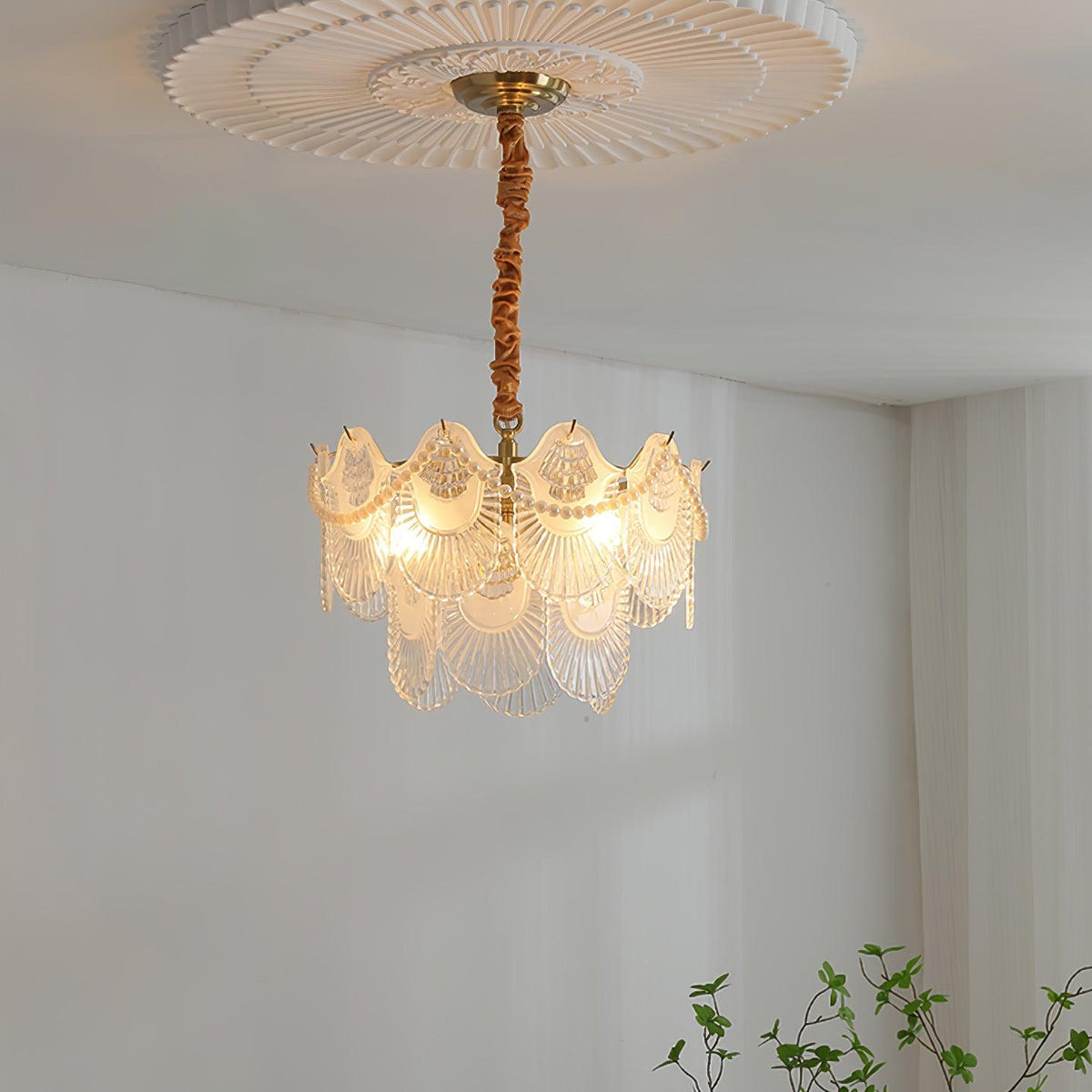Liorelelle lysekrone i perlemorsglas med muslingeskaldesign