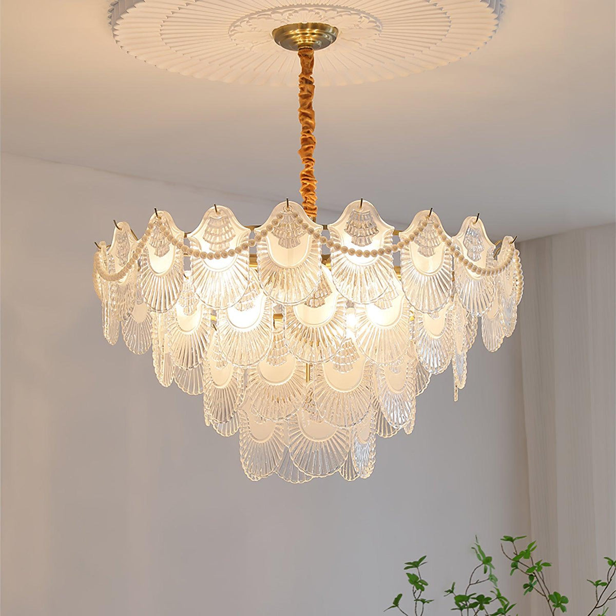 Liorelelle lysekrone i perlemorsglas med muslingeskaldesign