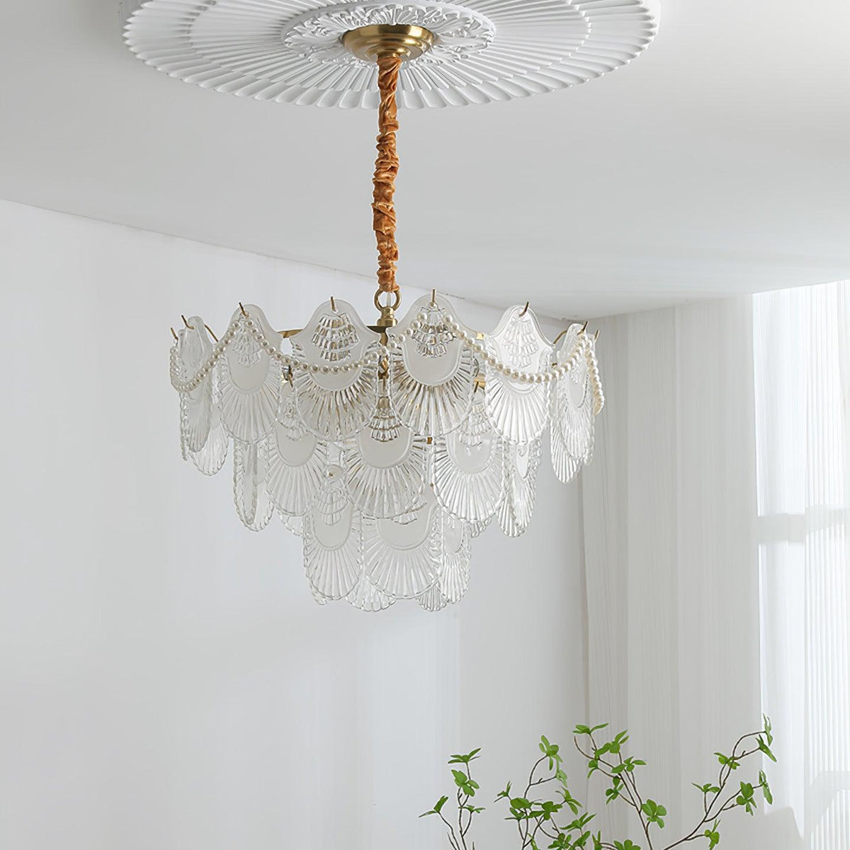 Liorelelle lysekrone i perlemorsglas med muslingeskaldesign