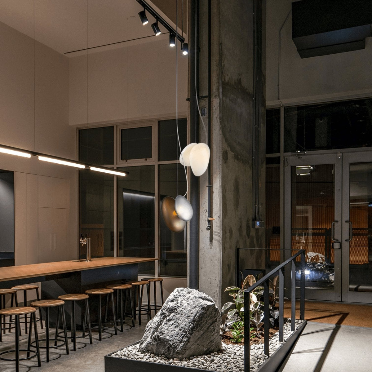 Mervan pendellampe i matteret glas
