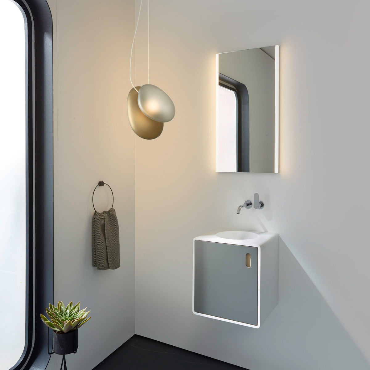 Mervan pendellampe i matteret glas