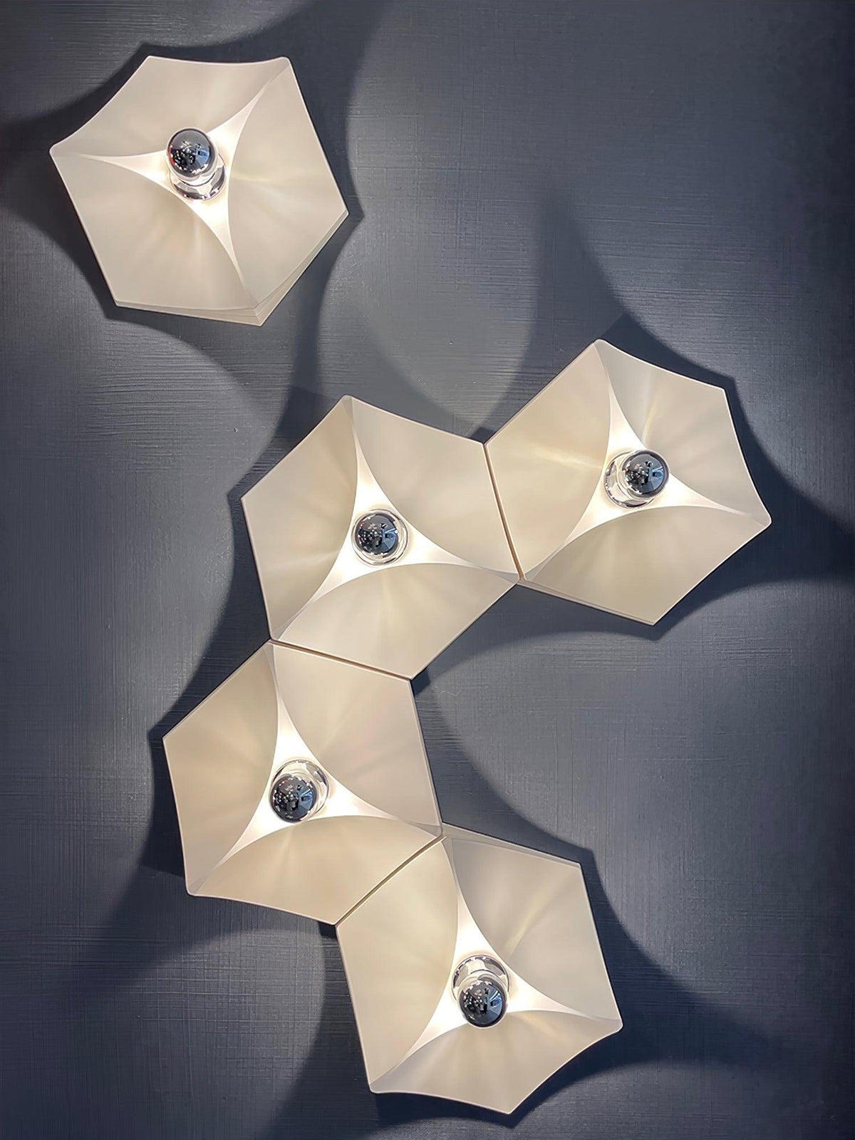 Linuira-geometrinen kangasseinävalaisin