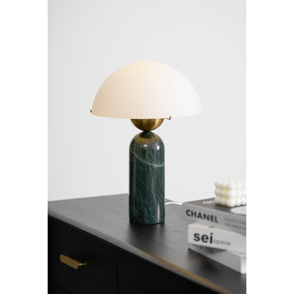 Tirixon bordslampa i alabaster