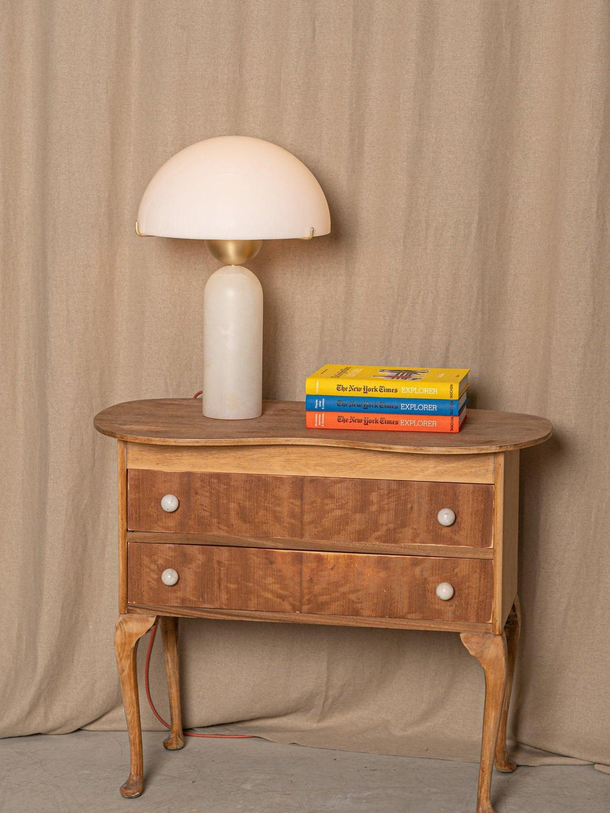 Tirixon bordslampa i alabaster