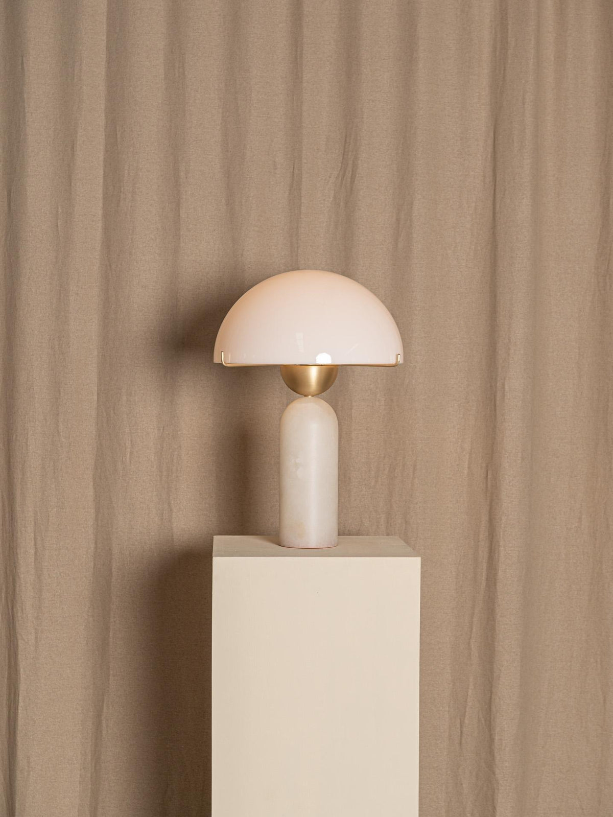 Tirixon bordslampa i alabaster
