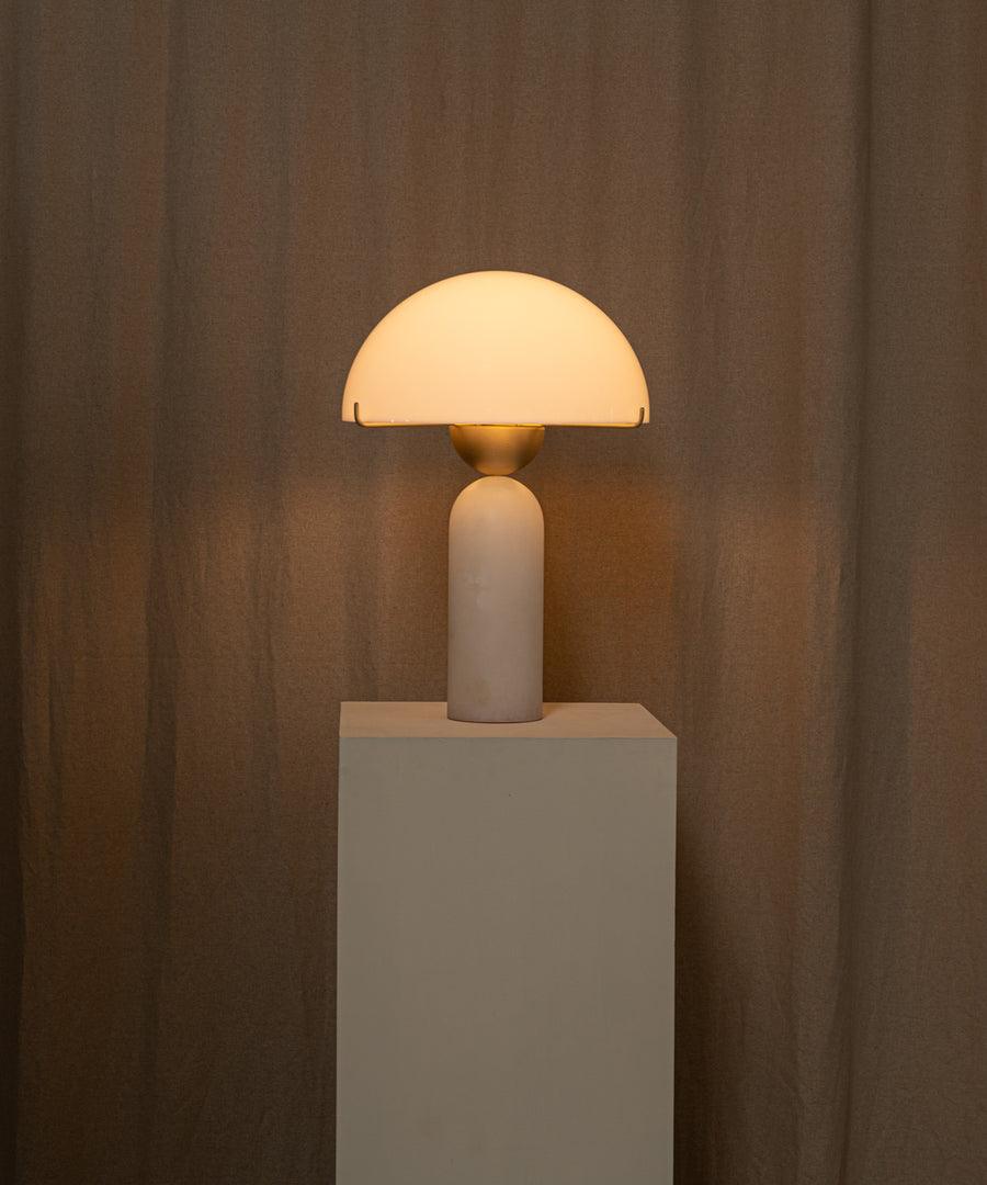 Tirixon bordslampa i alabaster
