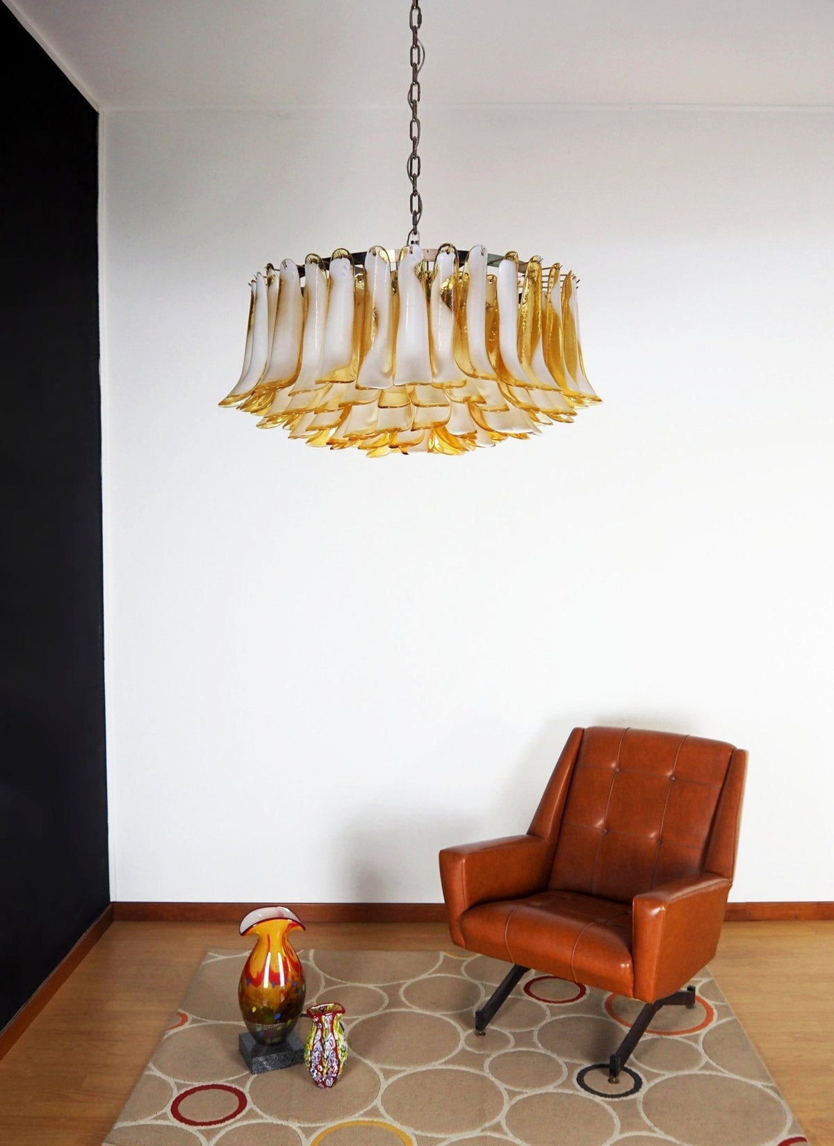 Equvel elegant lysekrone i ravfarvet Murano-glas med kronblade