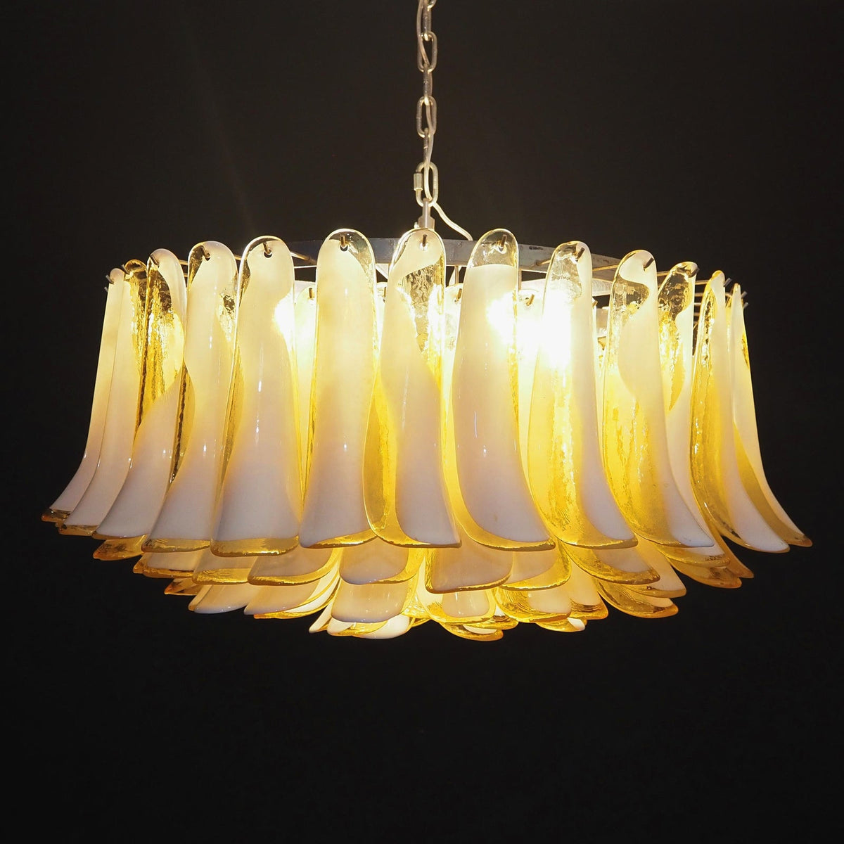 Equvel elegant lysekrone i ravfarvet Murano-glas med kronblade