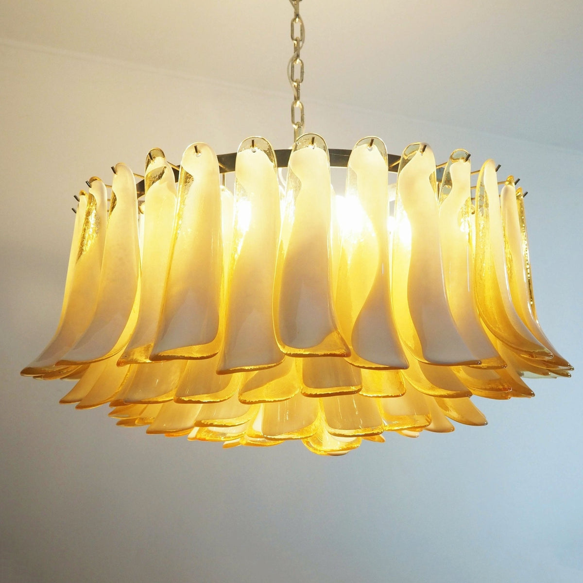 Equvel elegant lysekrone i ravfarvet Murano-glas med kronblade