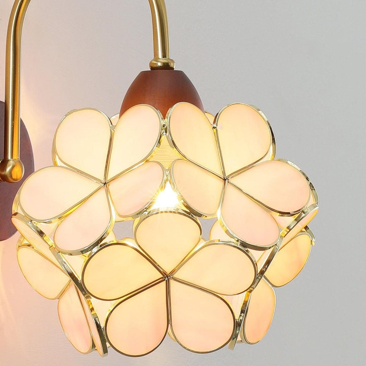 Petals-Wood vägglampa