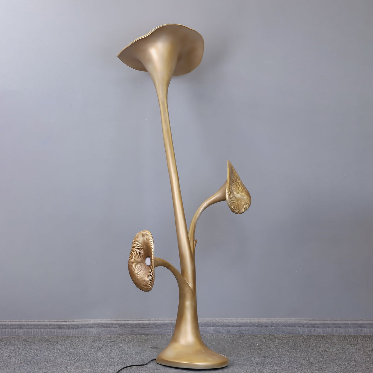Esole skulptural blommig golvlampa i mässing