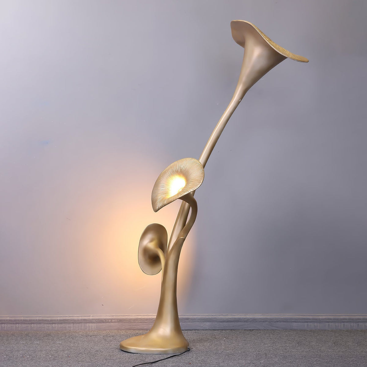 Esole skulptural blommig golvlampa i mässing