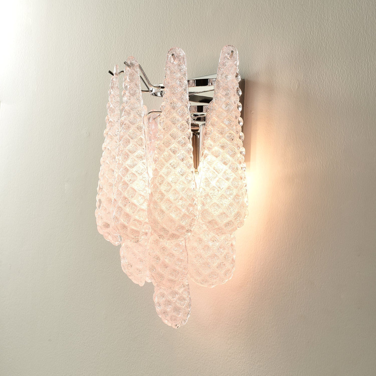 Aplique de parede moderno Eirelora em vidro cor-de-rosa com textura waffle