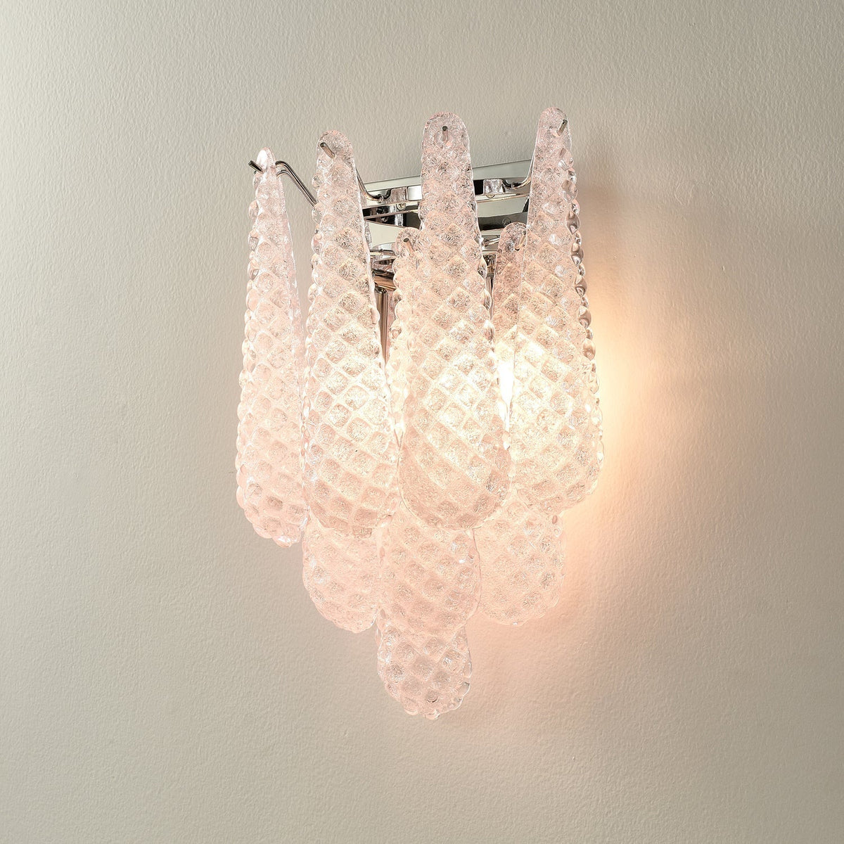 Aplique de parede moderno Eirelora em vidro cor-de-rosa com textura waffle