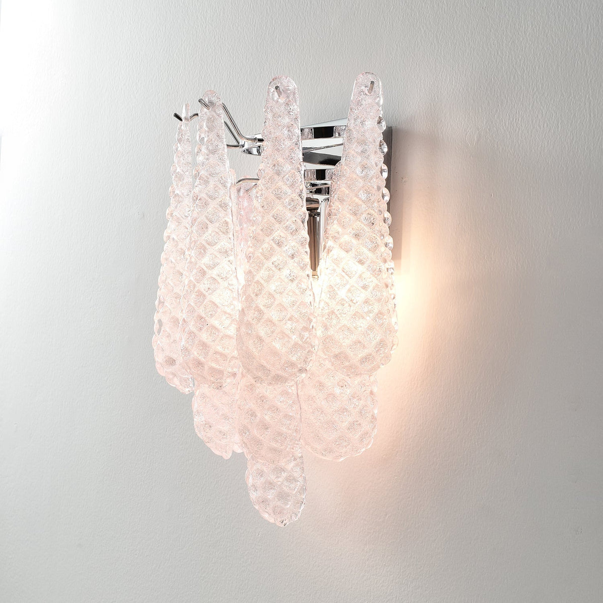 Aplique de parede moderno Eirelora em vidro cor-de-rosa com textura waffle