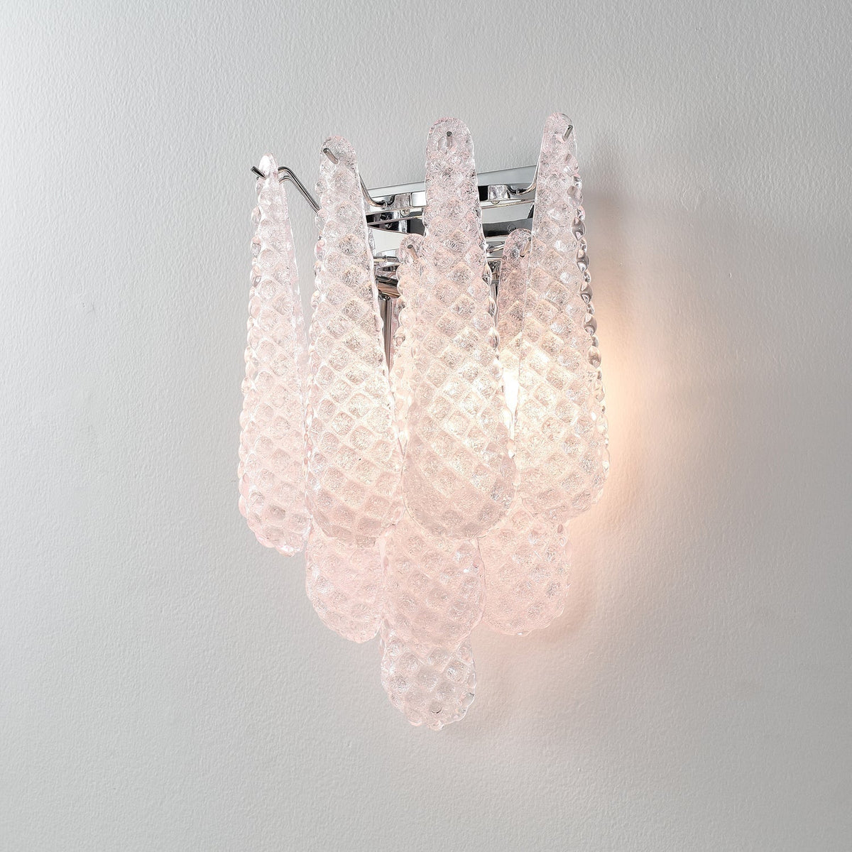 Aplique de parede moderno Eirelora em vidro cor-de-rosa com textura waffle