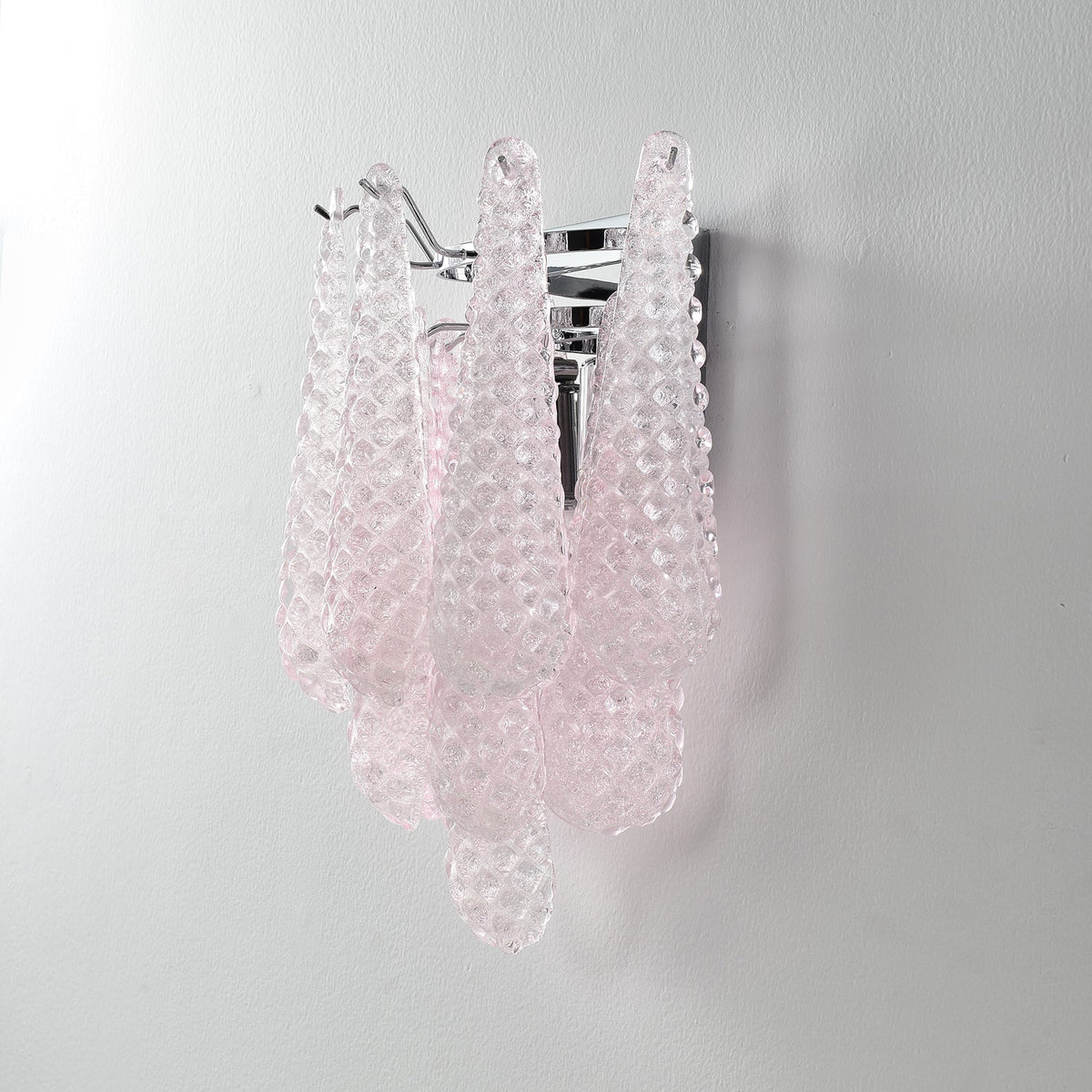 Aplique de parede moderno Eirelora em vidro cor-de-rosa com textura waffle